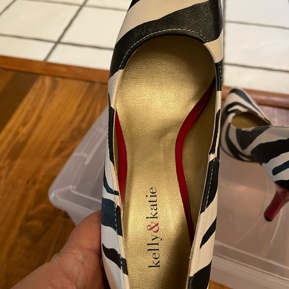 Kelly & Katie - Picture 3 of 6